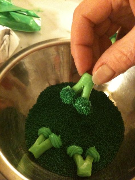 This is how you make broccoli cupcake toppers from candy ~ Fruit chew+frosting+sprinkles=broccoli! Sweet Broccoli, April Fools Food, Food Pranks, Best April Fools, Fruit Chews, April Fools Pranks, April Fools Joke, Laffy Taffy, Fondant Tutorial