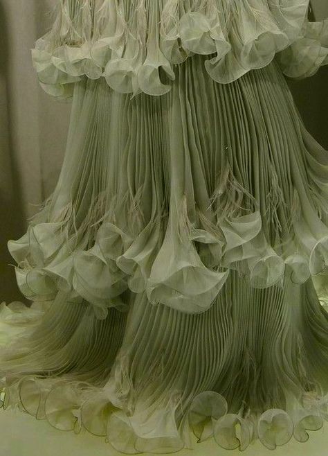 green ruffles Detail Couture, Jellyfish Print, Jellyfish Design, فستان سهرة, Creation Couture, Mode Inspiration, Fashion Details, Costume Design, A Dress