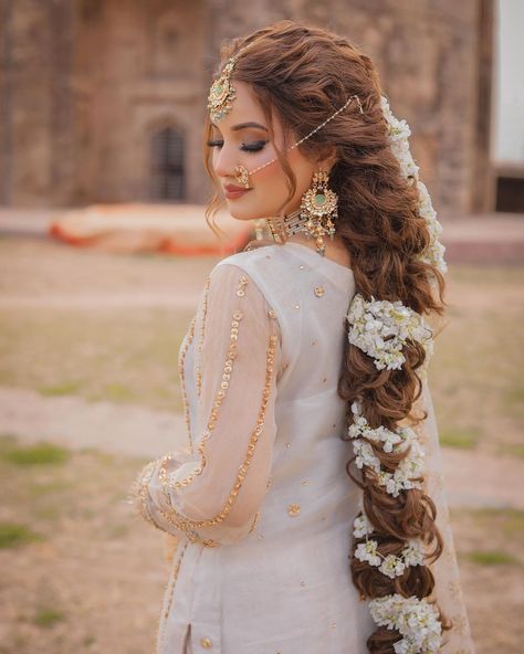 Pakistani Wedding Hairstyles, Hairstyles And Colors, Celebrities Hairstyles, Rabeeca Khan, Beautiful Wedding Makeup, Unique Wedding Hairstyles, Function Dresses, Beautiful Bridal Dresses, Latest Bridal Lehenga