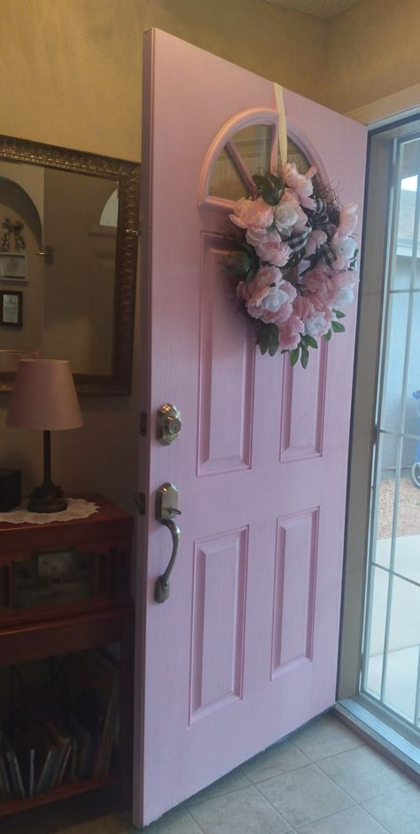 Pink Doors Interior, Porta Aesthetic, Puertas Aesthetic, Outside House Decor, Pink Farmhouse, Girls Apartment, Pink Front Door, Girl Apartment Decor, Luxury Door