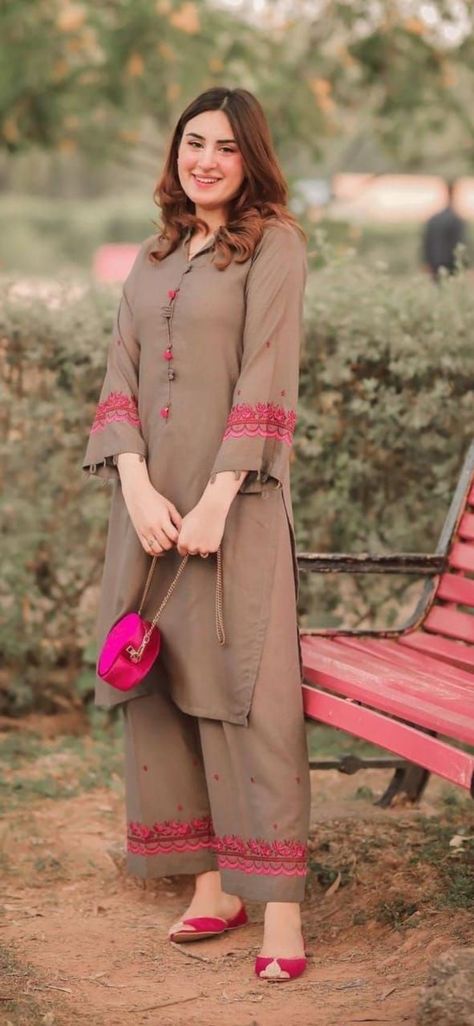 Beautiful casual wear dresses Full Sleeves Design, Lace Dress Design, Latest Dress Design, Pakistani Fashion Casual, Trendy Shirt Designs, Kurti Designs Latest, Casual Indian Fashion, Salwar Kamiz, Cotton Kurti Designs