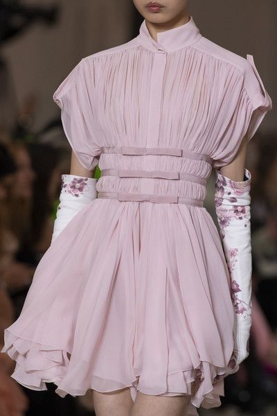 Runway Fashion Summer, Haute Couture Style, Pink Pleated Dress, Mode Editorials, Couture Mode, Couture Runway, Giambattista Valli, Mode Inspo, Fashion 2020