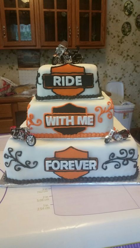 Harley Davidson wedding cake. Harley Davidson Bobber, Harley Davidson Cake, Motorcycle Party, Motorcycle Cake, Harley Davidson Crafts, Harley Davidson Wedding, Motorcycle Wedding, Biker Wedding, Harley Davidson Tattoos