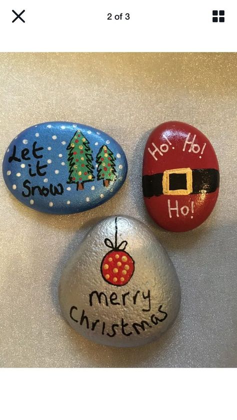 that is butifule Christmas Rock Painting Ideas Easy, Christmas Stone Painting, Christmas Pebble Art, Christmas Rocks, Diy Rock Art, Stone Art Painting, Christmas Arts And Crafts, Painted Rocks Kids, Handmade Christmas Crafts