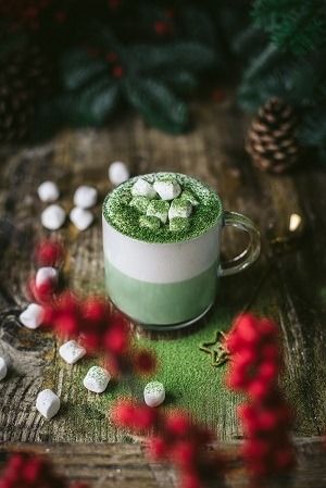 Hot Matcha Latte, Hot Matcha, Tea Varieties, Yummy Smoothie Recipes, Rustic Wooden Table, Green Tea Benefits, Matcha Green Tea Powder, Unique Tea, Types Of Tea