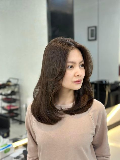 Gorgeous trendy hairstyle ideas for long hairs | Cute and easy hairstyle Poni Korea Style, Model Potongan Rambut Wanita, Hair Bangstyle, Shoulder Length Hair Cut, Round Face Haircuts Medium, Haircut Korean, U Cut, Beige Lipstick, Medium Hair Styles For Women