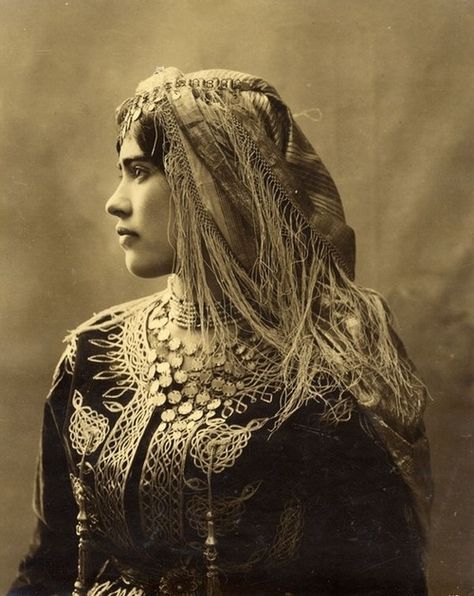 algerian jewish woman 1890 -she's so beautiful.... Bohemian History, Jewish Girl, Portrait Vintage, Jewish Women, Bohemian Women, Foto Vintage, Photo Vintage, Assemblage Art, Vintage Portraits