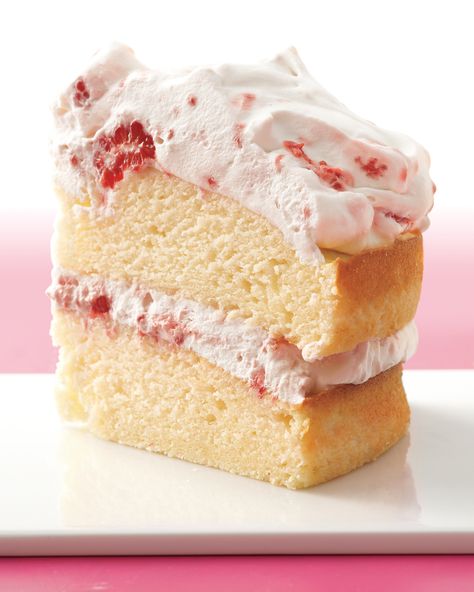 Pretty pink whipped cream is an irresistible filling and frosting. It needs to be prepared just before serving. Raspberry Cream, Layer Cake Recipes, Spring Cake, Gateaux Cake, Coffee Cakes, A Piece Of Cake, Think Food, Köstliche Desserts, Piece Of Cake