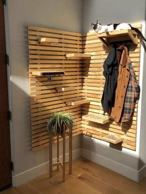 Wall Slat Shelves, Mudroom Bench Plans, Living Room Ideas Farmhouse, Studio Apartment Divider, Homburg, Hal Decor, Studio Apartment Layout, Studio Apartment Ideas, Bench Decor