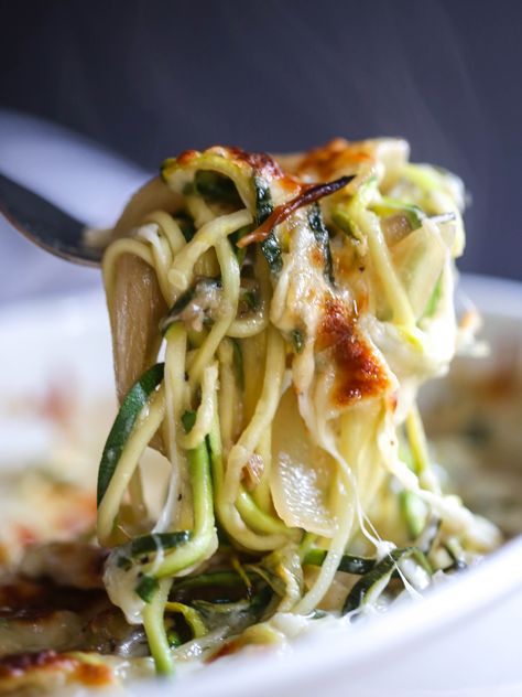 french onion zoodle bake - Climbing Grier Mountain Zoodle Bake, French Soup, Zoodle Recipes, Keto Lasagna, Desserts Keto, Spiralizer Recipes, Vegetable Broth, Gruyere Cheese, Keto Foods