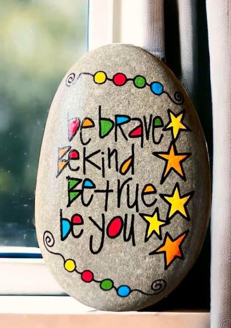 Painted Rock Ideas Inspirational, Rock Painting Ideas Positive Affirmations, Painted Rocks With Words, Funny Rock Painting Ideas Simple, Encouraging Painted Rocks, Motivational Painted Rocks, Story Stones Ideas, Rock Painting Quotes, Ideas For Painting Rocks