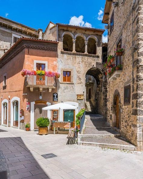 Italian Villages Small Towns, Italy Villages, Vacation Mountains, Apartment Exterior, White Hall, Italy Landscape, Italian Village, Earthship, Travel Summer