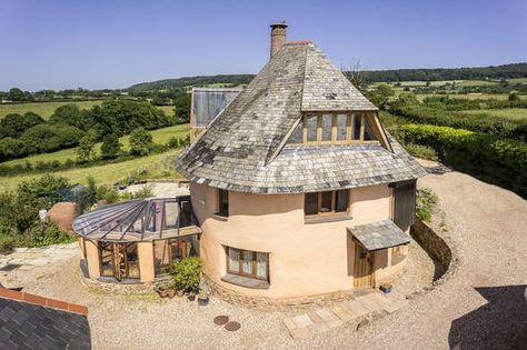 Cob Cottage, Cob House Plans, Grand Designs Houses, Cob Homes, Unusual Houses, Contemporary Architecture Residential, Devon House, Green Roof Building, Natural House