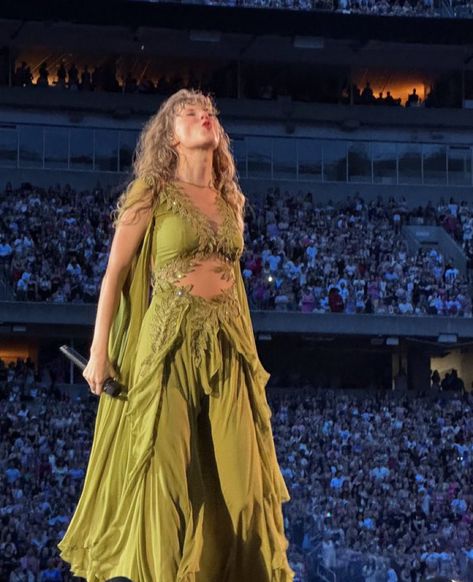 Green Dress Aesthetic, Folklore Dress, Taylor Swift Folklore, Photos Of Taylor Swift, Taylor Outfits, Taylor Swift Speak Now, Taylor Swift Fearless, Taylor Swift Cute, Taylor Swift The Eras Tour