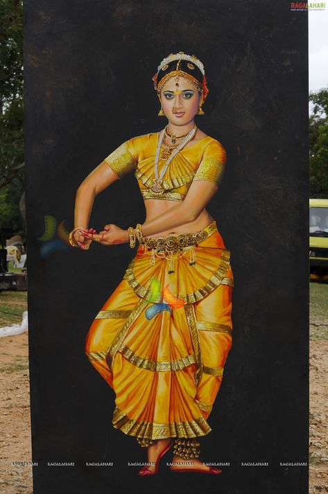 Chandramukhi Painting, Egyptian Beauty, Dance Paintings, Charcoal Sketch, Book Art Drawings, Painting Photos, Indian Art, Female Art, Tie Dye Skirt