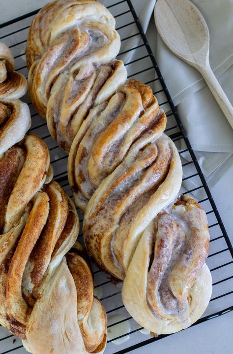 Whip up a quick and delicious cinnamon twist loaf with a touch of farmhouse charm. Perfect for those who love homemade treats without the fuss. Cinnamon Swirl Bread Recipe, Swirl Bread Recipe, Make Cinnamon Rolls, Microwave Bread, Cinnamon Twist, Cinnamon Roll Bread, Swirl Bread, Cinnamon Swirl Bread, Cinnamon Twists