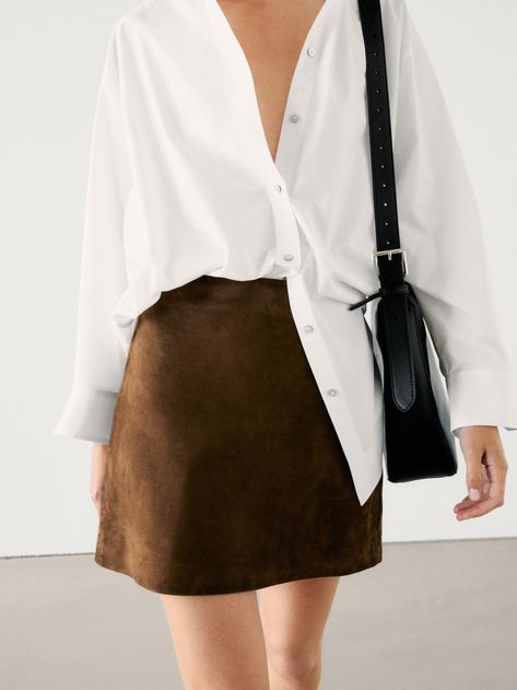 Suede Skirt Outfit Fall, Brown Mini Skirt Outfit, Brown Leather Skirt Outfit, Suede Skirt Outfit, Leather Mini Skirt Outfit, Fall Mini Skirt, Casual Chique Stijl, Skirt Outfit Fall, Brown Suede Skirt