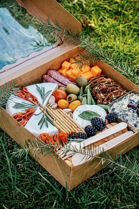 Picknick Snacks, Food Picnic, Charcuterie Gifts, Graze Box, Picnic Box, Picnic Inspiration, Charcuterie Inspiration, Charcuterie Platter, Party Food Platters