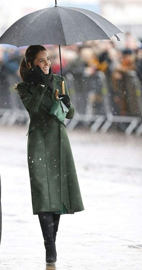 Rainy Day Elegant Outfit, Winter Rain Outfit, Kate Middleton Winter Style, Princess Catherine Style, Kate Middleton Coat, Emmy Red Carpet, Kate Middleton Style Outfits, Duchesse Kate, Düşes Kate