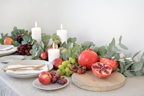 Friendsgiving Crafts, Wedding Table Greenery, Modern Thanksgiving Decor, Beautiful Thanksgiving Table Settings, Table Greenery, Greenery Runner, Table Decor Inspiration, Fruit Table, Holiday Decor Diy