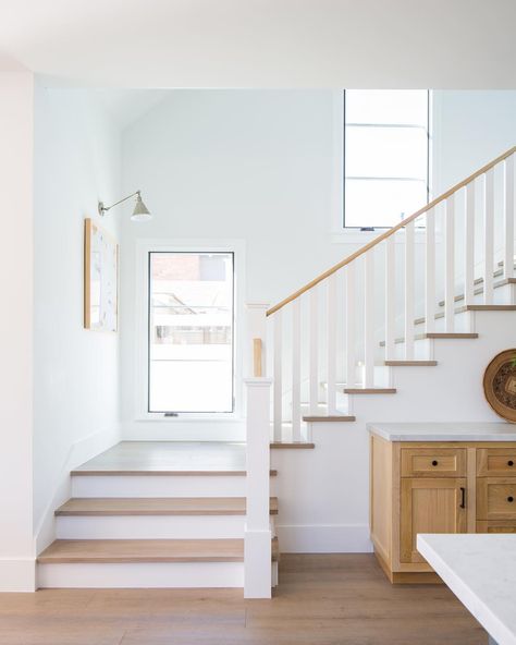 Clayton Builders on Instagram: “Stair love...white oak & white for the win...Project Newport Island  Photo: @ryangarvin  #stairs #staircase  #stairdesign #details…” Wood Floor Stairs, Bathtub Modern, Bedroom Bright, Kitchen Nooks, درج السلم, Antique Bedroom, Escalier Design, White Claw, Stairway Design