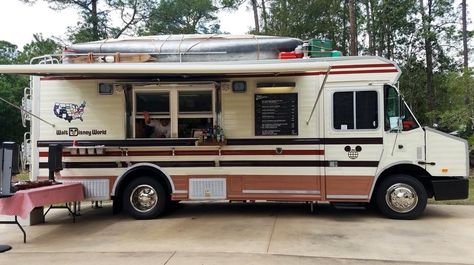 Adding to the lineup that regularly appears at Disney Springs, Walt Disney World has recently debuted a new food truck at Disney's Fort Wilderness Resort & Campground that's amusingly themed. L... Rv Food, Disney Fort Wilderness Resort, Retro Rv, Fort Wilderness Disney, Camper Interior Design, Wilderness Resort, Fort Wilderness, Disney Resort Hotels, Dry Camping