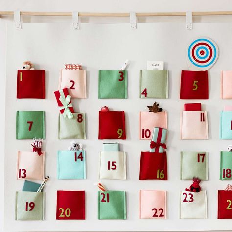 fabric-advent-calendar-EMaKlQ-b4TjBLXbrNHPECx-1221 Diy Felt Advent Calendar, Felt Advent Calendar, Homemade Holiday Cards, Fabric Advent Calendar, Felt Christmas Stockings, Days To Christmas, Snowflake Cards, Diy Advent Calendar, Festival Diy