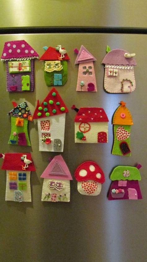 Felt Houses, Felt Magnet, Hantverk Diy, Felt House, Felt Embroidery, Felt Decorations, Felt Christmas Ornaments, Felt Applique, Felt Diy