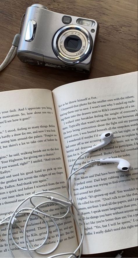 Wearing Earphones Aesthetic, Book With Earphones Aesthetic, Book And Earphone Aesthetic, Apple Wired Earphones Aesthetic, Book With Headphones Aesthetic, Nurai Core, Music Aesthetic Earphones, Jacinta Core, Girl With Earphones Aesthetic