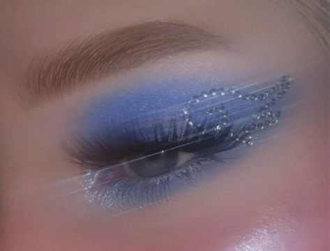 Periwinkle Makeup, Parent Night, Dream Aesthetic, Creative Eye Makeup, Creative Eye, Blue Eyeshadow, Tan Skin, Aesthetic Makeup, Makeup Inspo