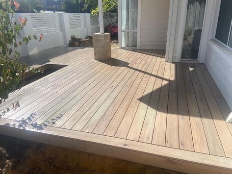 Timber Decking Ideas Outdoor, Blackbutt Decking, Wood Retaining Wall, Rendered Houses, Outdoor Decks, Brick Veneer, Timber Deck, London House, Wood Deck