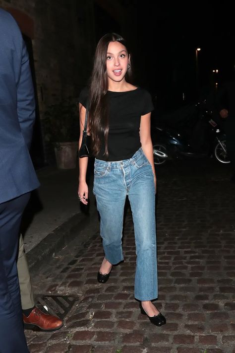 Long, brunette loose wavy hair inspiration | Photo via Getty Images Olivia Rodrigo Street Style 2023, Celeb Style 2023, Outfit Trabajo, Celebrity Casual Outfits, 2024 Outfits, Oufits Casual, Long Brunette, London Outfit, Press Tour