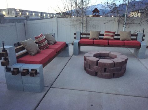 Build Outdoor Bench, Cinder Block Furniture, Cinder Block Bench, Fire Pit Seating, Cozy Backyard, Cinder Block, Fire Pit Backyard, Budget Backyard, Backyard Projects