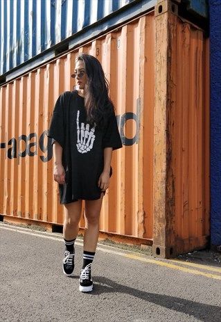 Big Shirt Outfits, Rock And Roll Skeleton, Bruh Girl, Relaxed Outfits, Square Crochet Pattern, Outfit Oversize, Edc Outfits, Look Festival, Big Shirt