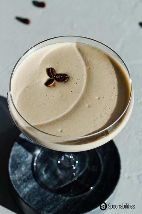 Coffee Liquor, Espresso Martini Recipe, Kahlua Coffee Liqueur, Easy Cocktail, Martini Recipe, Espresso Beans, Boozy Drinks, Martini Recipes, Super Secret