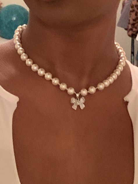 Pearls On Black Women, Pearl Necklace Black Woman, Pearl Necklace Aesthetic, Wearing Pearls, Oc Board, Black Pearl Necklace, Winter Jewelry, Prom Ideas, Dress Inspo