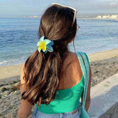 Description - Add the finishing touch to your outfit with our new Hawaiian Hair Clips. An everyday must-have for all your beach adventures! …ok and a super cute Pinterest pic too. Stack flowers with our or the • Dimensions: 3.1 x 3.1 in • Durable glossy finish • Provides secure hold for all hair types • Comfortable - Available in 8 different Colors! Sunnie Jewelry 2024 Hawaiian Hair, Exercise Food, Tropical Hair, Hawaiian Hairstyles, Jewelry 2024, Girls Short Haircuts, Hawaii Style, Bahama Blue, Girl Haircuts