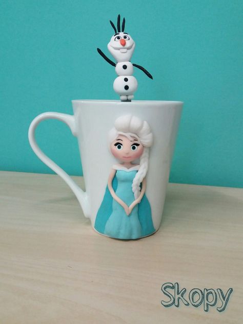 Princess Elsa and Olaf polymer clay mug Frozen Polymer Clay, Polymer Clay Princess, Polymer Clay Mug, Elsa And Olaf, Easy Crafts To Sell, Clay Mug, Clay Magnets, ดินปั้น Polymer Clay, Polymer Clay Christmas