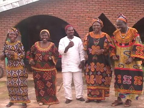 非洲仙境 African Unique Wonders: Bamenda Traditional Regalia-Cameroon’s most beautiful traditional dress Cameroon Clothing, Costumes Around The World, African Dolls, Cultural Festival, Traditional Dance, African Traditional Dresses, Cultural Identity, Kruger National Park, Car Hire