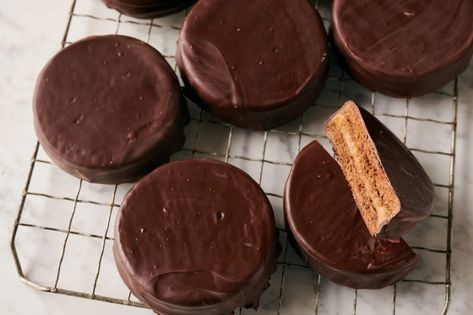 Double-Chocolate Alfajores with Dulce de Leche | Saveur Chocolate Alfajores, Alfajores Recipe, Jamaican Christmas Cake, Homemade Irish Cream, How To Temper Chocolate, Custard Desserts, Chocolate Coating, Sandwich Cookies, Double Chocolate