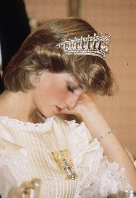 Princess Diana of Wales, looking tired during a visit in New Zealand in April 1983. Cream Satin Dress, Prințesa Diana, Putri Diana, Prins William, Princess Diana Fashion, Prins Harry, Princess Diana Family, Princess Diana Photos, Princess Diana Pictures