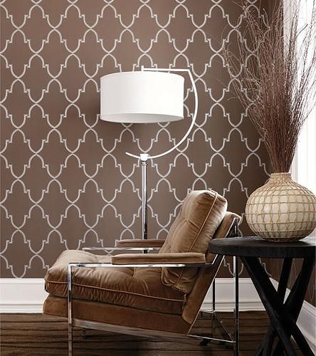 Decoración: brown Family Room Makeover, Trellis Wallpaper, Cute Dorm Rooms, Contemporary Chairs, Brown Living Room, Brown Wallpaper, Wallpaper Living Room, Modern Floor Lamps, Modern Wallpaper