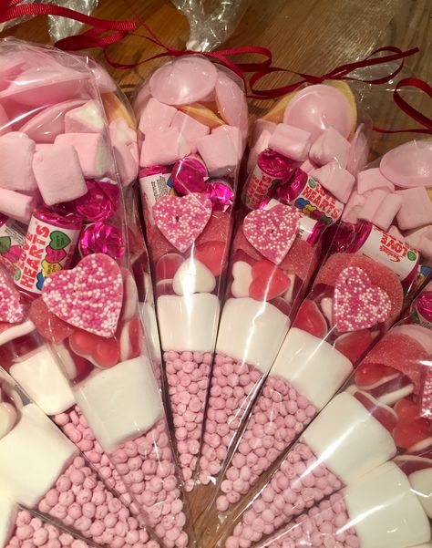 Wedding Sweet cones #love by Sweet Mafia Wedding Food Truck, 4de Verjaardag, Food Truck Wedding, Food Wedding, Barbie Birthday Party, Sweet Cones, Candy Party Favors, Seni Dan Kraf, Barbie Birthday