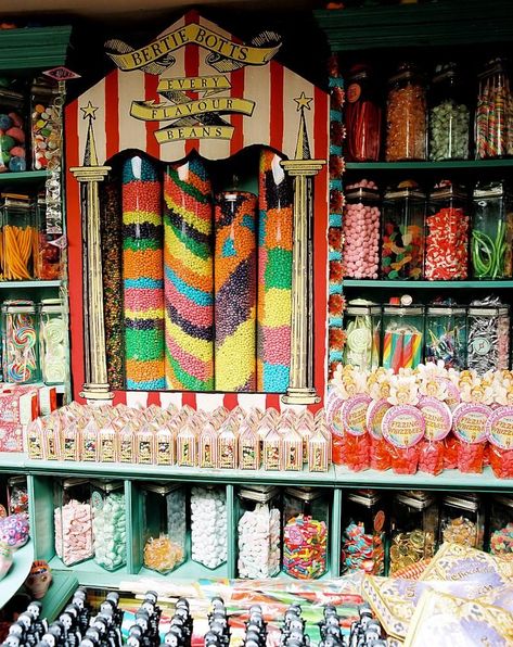 HoneydukesPrisoner of Azkaban Honeydukes Aesthetic, Honeydukes Candy, Honey Dukes, Harry Potter Candy, Candy Shops, Every Flavor Beans, Harry Potter Bedroom, Harry Potter Food, Festa Harry Potter