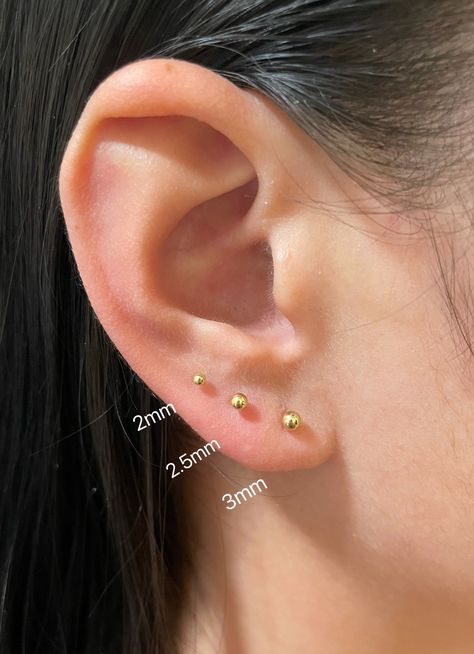 Second Earrings Gold, Small Dainty Earrings, Earings Piercings Aesthetic, Second Stud, Round Earrings Gold, Earlobe Piercings, New Ear Piercing, Dope Jewelry Accessories, Minimalist Earring