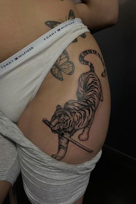 Tiger Tattoo Thigh, Cute Thigh Tattoos, Jaguar Tattoo, Linework Tattoo, Tattoos To Cover Scars, Visuell Identitet, Hip Tattoos Women, Tattoos For Black Skin, Pretty Tattoos For Women