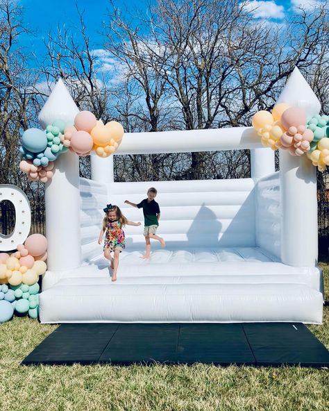 🤍🐰READY FOR SPRING AND WHITE BOUNCE HOUSES!!!!! 🐰🌼🌸🤍 White Bounce House: @sleepovertinytentco Marquee Letters: @alpha_litwichita Balloons: @presh.ict www.sleepovertinytentco.com #modernbouncehouse #hopintospring #whitebouncehouse #whitebouncecastle #spring #makingmemories #balloons #wichita #welovewichita #ict #wichitaks #andoverks #parties #getoutsideandplay Bounce House Balloons, White Bounce House, Jump House, The Sleepover, Bounce Houses, Bouncy House, Parties Ideas, Wichita Ks, Marquee Letters