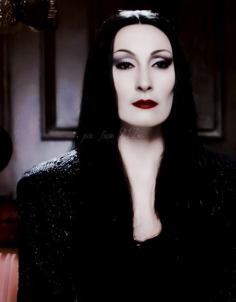 Morticia Addams 1991 Aesthetic, Morticia Addams Makeup, Addams Family 1991, Addams Familie, Halloween Costumes To Make, Addams Family Costumes, Gomez And Morticia, Gomez Addams, Tim Burton Style