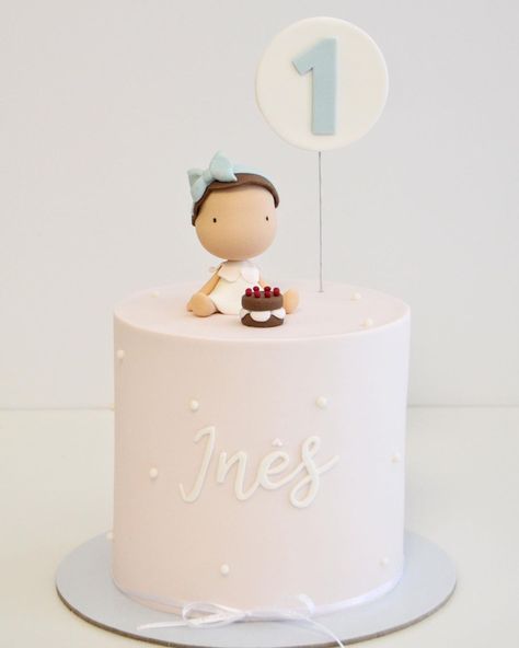 Amor à Colher on Instagram: “🥰🥰” Simple Fondant Cake, Baby Cake Design, Baby 1st Birthday Cake, 1st Bday Cake, Boys 1st Birthday Cake, Fondant Cakes Birthday, Baby First Birthday Cake, Puppy Cake