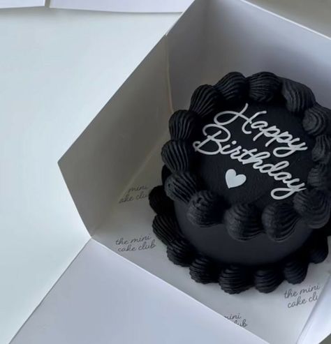 Black Cake Inspo Birthday, Black Birthday Astethic, Cake Designs For Men Simple, Black Cake Men, Black Cake Birthday Men, Circle Cakes Birthday, 21 Bday Cake For Men, 18th Birthday Cake Black And White, 20 Birthday Cake Men